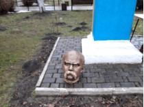Голова памятника