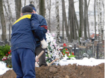 рабочие на кладбище