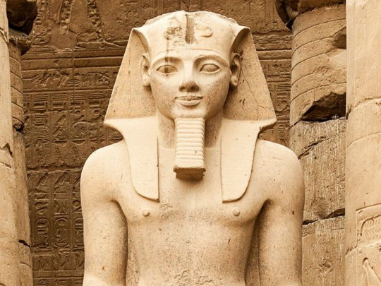 статуя фараона