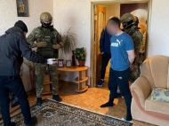 Водій мопеда, який кинув поліцію гранату, сховався під ліжком