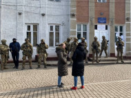У&nbsp;87-му окрузі спецназівці оточили ОВК. Кандидати заявляють про фальсифікації з&nbsp;боку влади,&nbsp;&mdash; ЗМІ