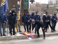 &laquo;Погрожують нам війною&raquo;: в&nbsp;Одесі під консульством&nbsp;РФ спалили прапори країни-агресора та&nbsp;партії Медведчука