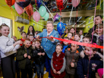 Михайло Поплавський з дітьми на відкритті дитячого кафе «ПоплавОК»