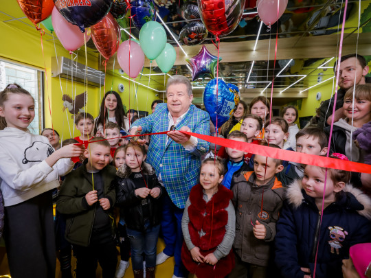 Михаил Поплавский с детьми на открытии детского кафе «ПоплавОК»