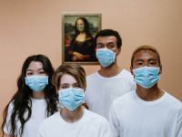 Люди в масках на фоне портрета Джоконды в маске