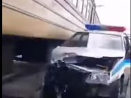 Автівка української поліції потрапила під потяг