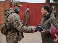 Переночував на&nbsp;Донбасі, а&nbsp;вранці пішов на&nbsp;бруси: Зеленський зробив селфі у&nbsp;прифронтовій Авдіївці