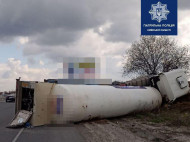 Масштабне ДТП під Києвом: перевернулася фура-цистерна з&nbsp;газом заблокувала рух на&nbsp;ділянці дороги