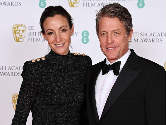 Хью Грант с женой на церемонии вручения премии BAFTA