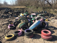 &laquo;Жесть на&nbsp;Троєщині&raquo;: жителів Києва шокувало &laquo;кладовище&raquo; автомобільних покришок на&nbsp;околиці міста