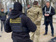 Допомагав уникнути призову до&nbsp;армії за&nbsp;6,5 тисячі доларів: під Одесою на&nbsp;хабарі затримали чиновника Міноборони