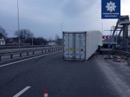 Під Києвом вантажівка Volvo протаранила пішохідний міст, постраждали люди