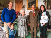 Королева, принц Филипп, принц Уильям и Кейт Миддлтон с детьми