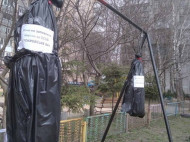 Креативненько: у&nbsp;дворі будинку в&nbsp;Житомирі спорудили &laquo;шибеницю&raquo; з&nbsp;&laquo;страченими&raquo; боржниками ОСББ