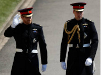 Принц Гарри и принц Уильям в военной форме