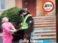 Под Киевом неадекватная женщина чуть не&nbsp;убила полицейского метлой: момент попал на&nbsp;видео