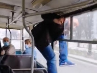 &laquo;Втік наче заєць&raquo;: в&nbsp;Черкасах чоловік без квитка вдарив кондуктора і&nbsp;чкурнув через вікно тролейбуса