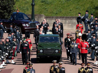 Члени британської королівської сім&#39;ї йдуть за труною з тілом принца Філіпа