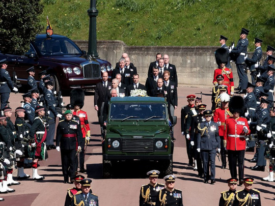 Члены британской королевской семьи идут за гробом с телом принца Филиппа