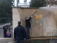 Отмывание стены посольства