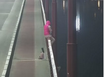 дівчина на мосту