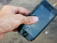 Як&nbsp;повернути до&nbsp;життя смартфон, що&nbsp;потонув: експерт дав просту пораду