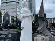 Скульптура з&nbsp;білого каменю: в&nbsp;Києві відкрили пам'ятник знаменитій українській співачці Євгенії Мірошниченко