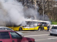 Повезло, что не&nbsp;заклинило двери: в&nbsp;Киеве на&nbsp;ходу загорелся и&nbsp;полностью выгорел пассажирский автобус
