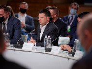 Украинцам снова будут оплачивать больничные: Зеленский подписал важный закон