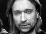 Весь в&nbsp;крестах: не&nbsp;посещающий церковь Олег Винник обратился к&nbsp;украинцам по&nbsp;случаю Пасхи