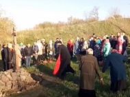 На&nbsp;Харьковщине забывчивый священник окатил прихожан водой прямо из&nbsp;ведра: в&nbsp;сети смеются