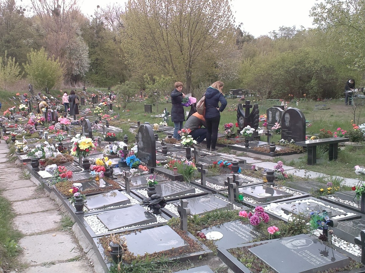 Когда ходят на кладбище в году - Православный журнал «Фома»