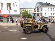 Потушили тряпкой: в&nbsp;России во&nbsp;время парада загорелся военный автомобиль