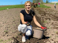 Тепер ще й&nbsp;у&nbsp;білих брюках: Ірина Федишин посадила картоплю і&nbsp;знову повеселила мережу