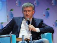 &laquo;Нельзя быть вне политики, связав свою судьбу с&nbsp;обществом, где токсичные мутации начинаются с&nbsp;кровью матери&raquo;,&nbsp;&mdash; Юрий Романенко