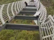 Кошмар наяву: в&nbsp;Китаї турист застряг на&nbsp;висоті 100 метрів, коли під ним почав валитися скляний міст
