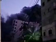 Конфликт между Израилем и&nbsp;палестинцами накаляется: на&nbsp;видео попал момент попадания ракеты в&nbsp;13-этажный дом