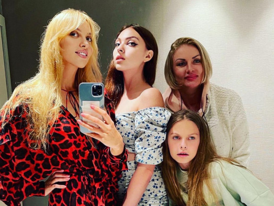 Полякова с дочками и мамой