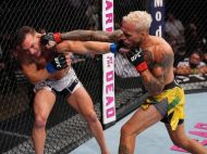 Оливейра&nbsp;&mdash; Чендлер: видео нокаута в&nbsp;чемпионском бою UFC 262 за&nbsp;бывший пояс Хабиба