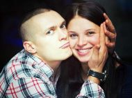 Усик поздравил красавицу-жену с&nbsp;днем рождения в&nbsp;образе гопника из&nbsp;1990-х