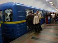 На &laquo;красной&raquo; линии киевского метро ограничили движение поездов из-за упавшего на&nbsp;рельсы пассажира