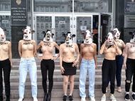 &laquo;Хватит нас доить&raquo;: в&nbsp;Москве девушки разделись возле здания Минсельхоза в&nbsp;защиту коров