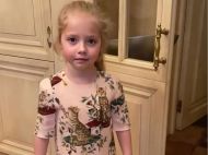 Маленькая &laquo;леди в&nbsp;желтом&raquo;: Лиза Галкина отправилась на&nbsp;празднование Масленицы