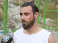 Футболист рухнул из&nbsp;автобуса с&nbsp;открытым верхом на&nbsp;асфальт, празднуя чемпионство: момент попал на&nbsp;видео
