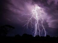 В&nbsp;жилищах сгорели крыши и&nbsp;стены: в&nbsp;Черниговской области удары молнии сожгли два дома