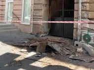В&nbsp;центре Киева часть балкона рухнула под ноги прохожим: чудом никто не&nbsp;пострадал