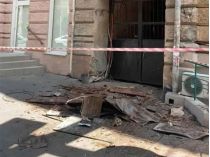 У центрі Києва частина балкона впала під ноги перехожим: дивом ніхто не постраждав