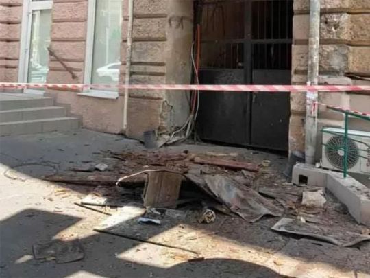 В центре Киева часть балкона рухнула под ноги прохожим: чудом никто не пострадал