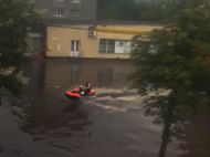 Сильна злива в&nbsp;Житомирі: містяни долають &laquo;водні перешкоди&raquo; в&nbsp;центрі на&nbsp;надувних матрацах