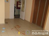 Біля ліфта залишилися сліди крові: киянин поранив товариша ножем і&nbsp;залишив лежати в&nbsp;під'їзді